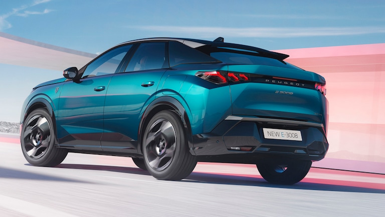 De nieuwe Peugeot E-3008 SUV schuin van achter