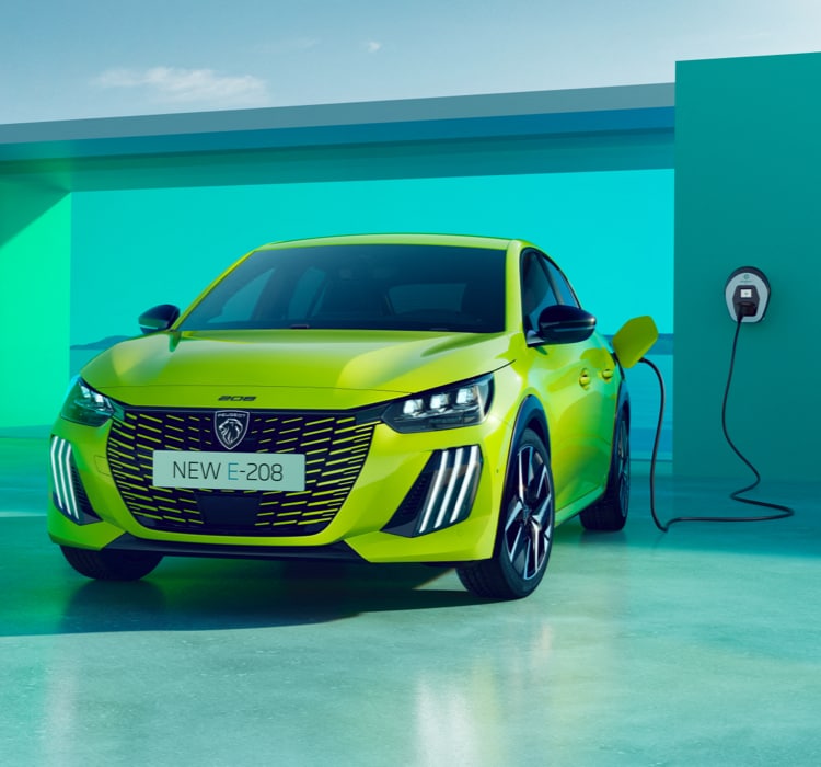 Nieuwe PEUGEOT E-208 in Agueda Yellow wordt opgeladen bij een private laadpaal