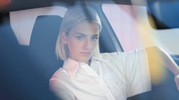 Een vrouw in de Peugeot E-308