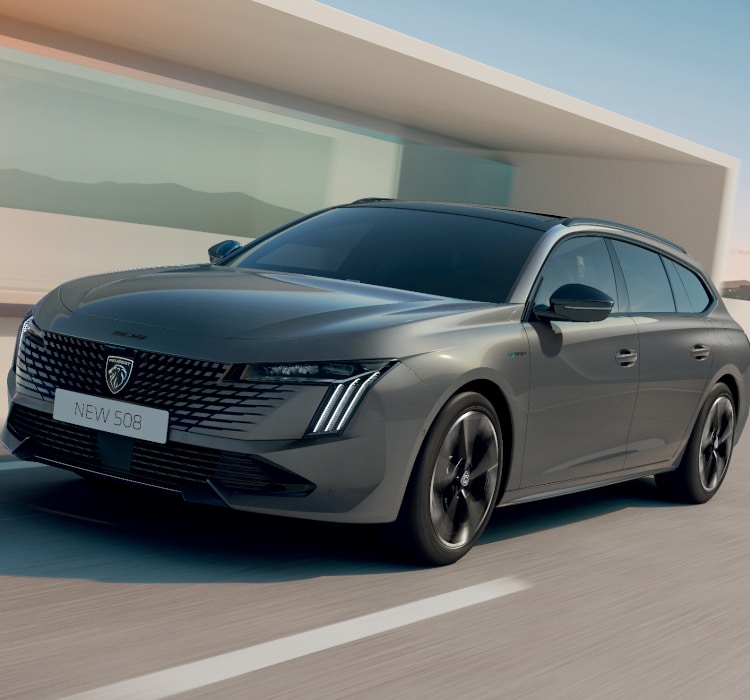 Vooraanzicht van een rijdende PEUGEOT 508 SW