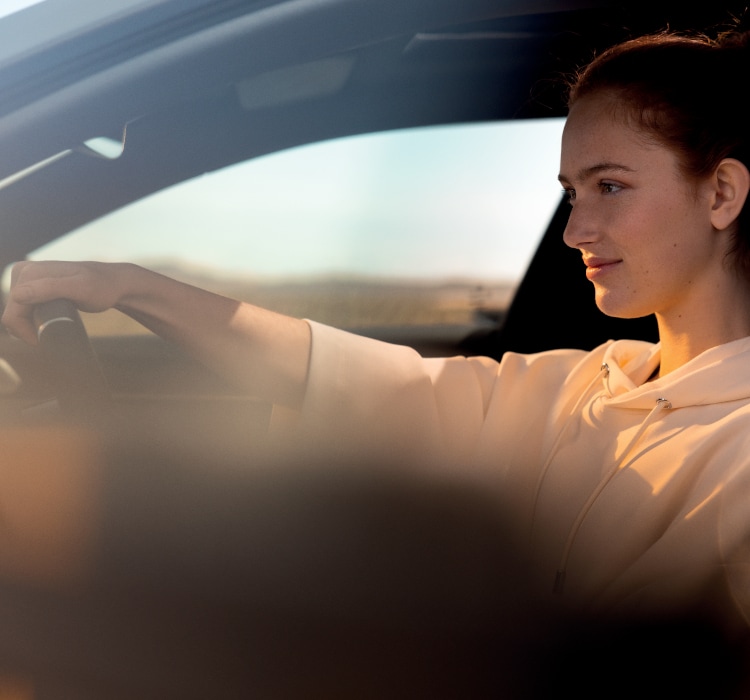 Een vrouw achter het stuur van nieuwe PEUGEOT 508 SW Plug-In Hybrid