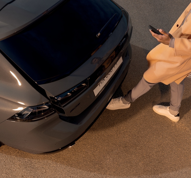 De kofferbak van de PEUGEOT 508 SW opent met een voetbeweging onder de bumper