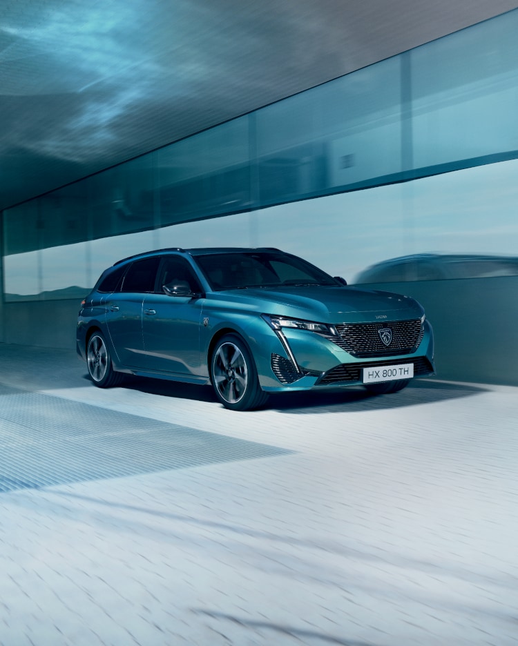 De nieuwe PEUGEOT E-308 SW onderweg