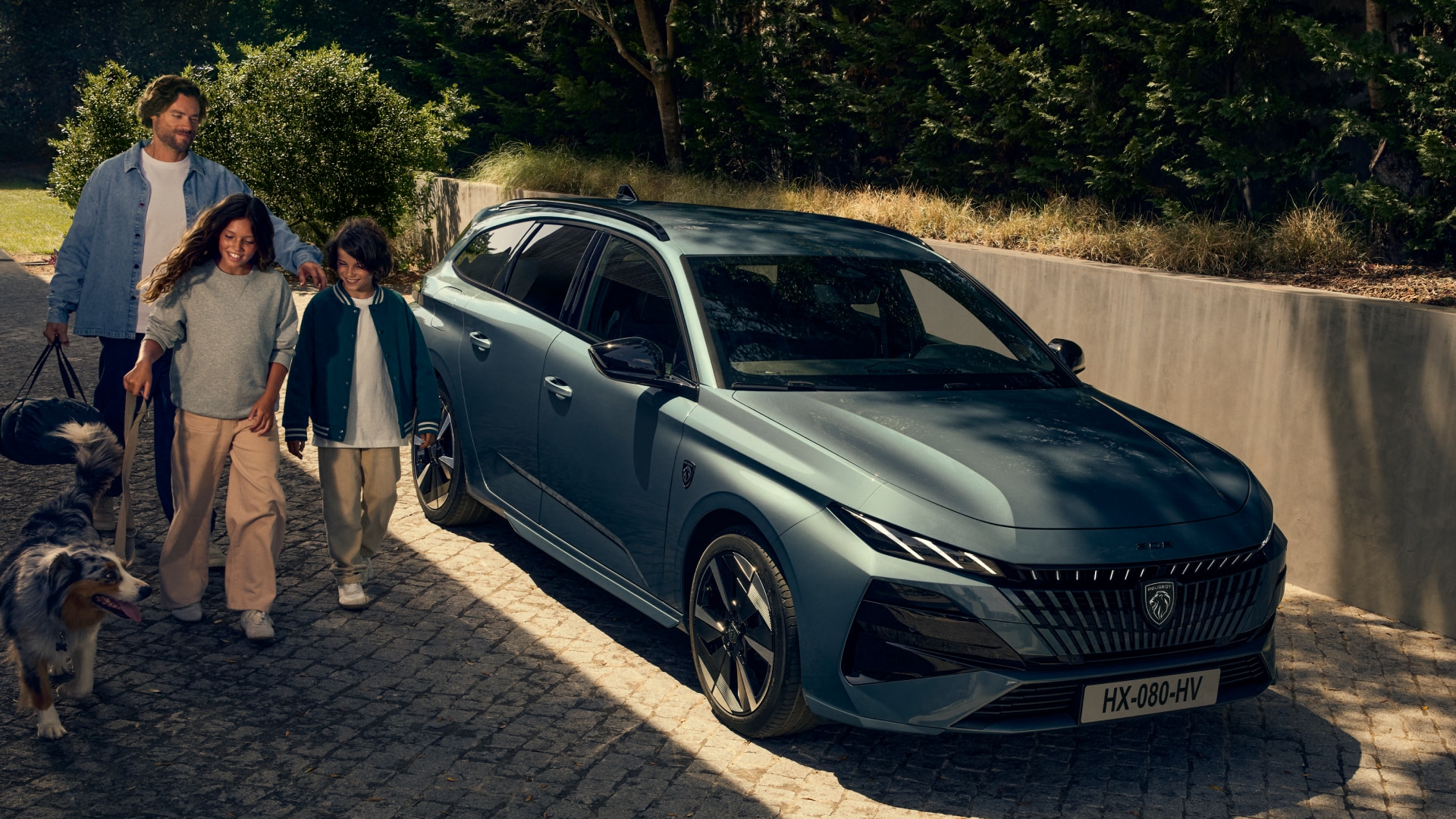 Vooraanzicht van een PEUGEOT E-308 SW