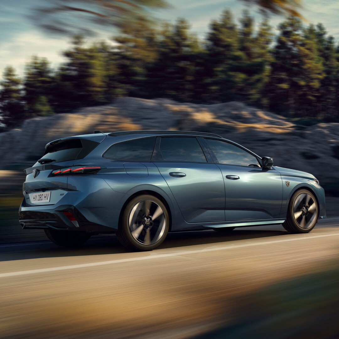 PEUGEOT E-308 SW zijaanzicht rijdend