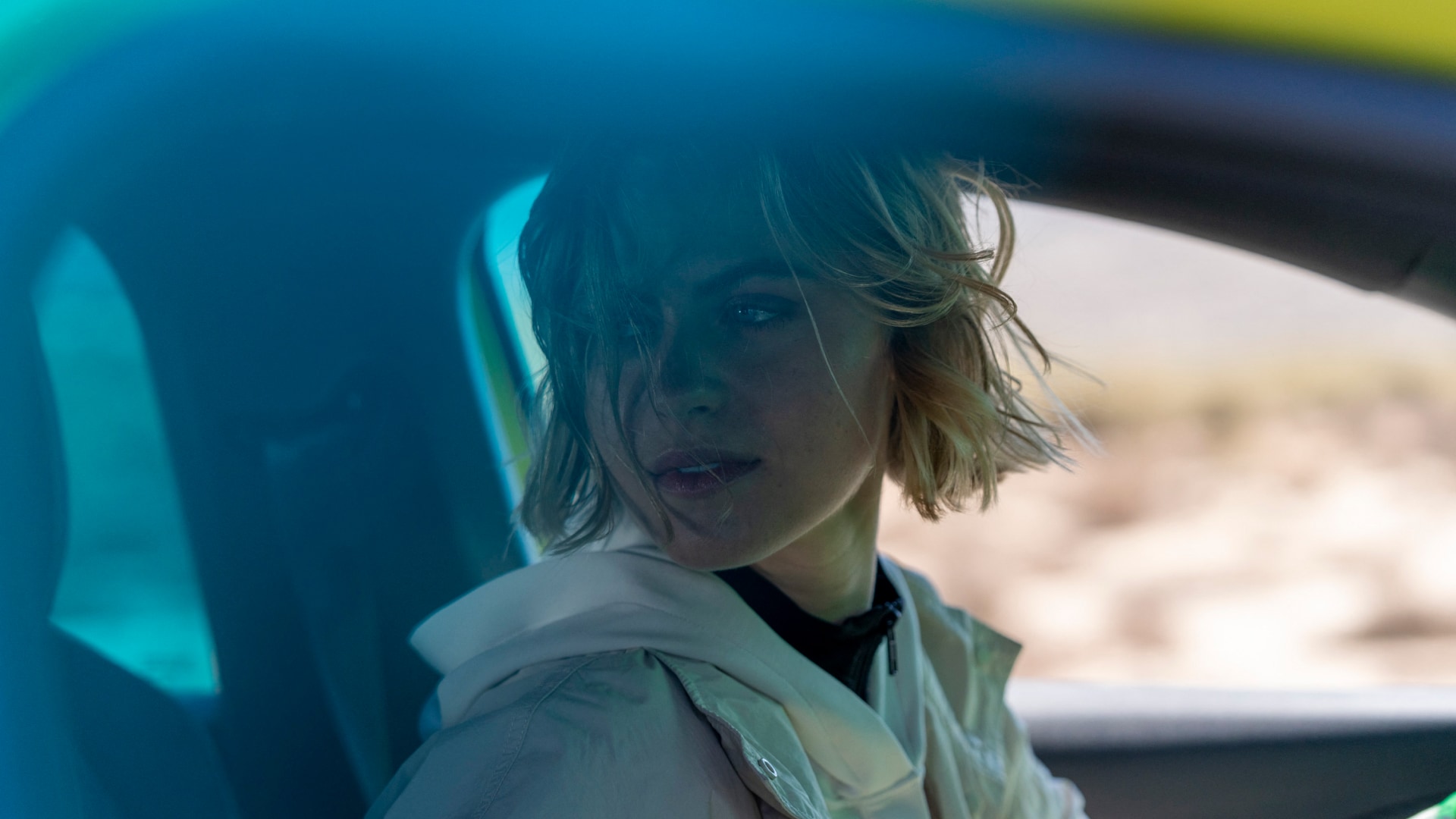 Vrouw in Peugeot