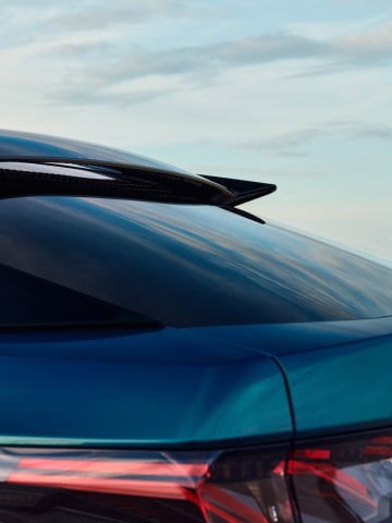 PEUGEOT E-3008 in Bleu Obsession met zwevende spoiler