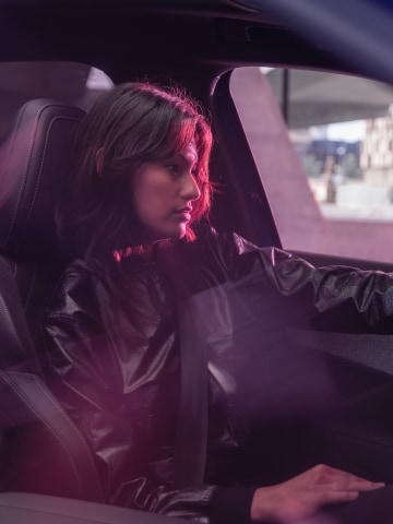 Een vrouw achter het stuur van de PEUGEOT E-3008