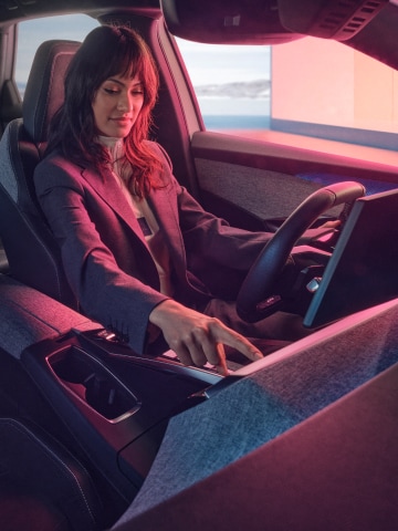 Een vrouw in de PEUGEOT E-3008