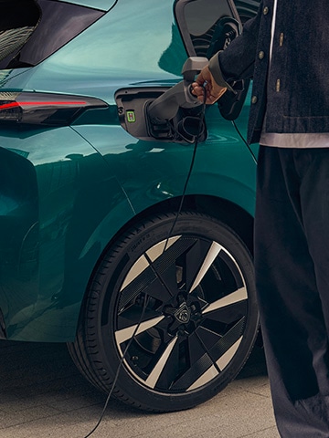 Nieuwe PEUGEOT E-308 met fietsoplaadpunt