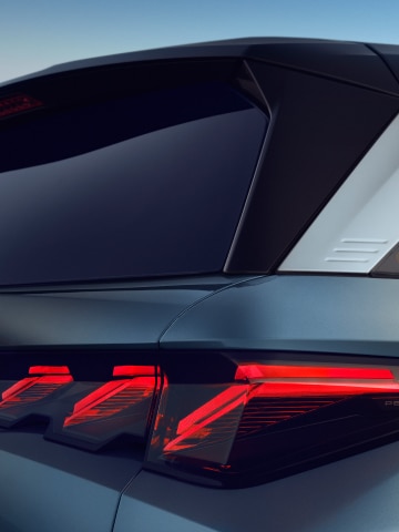 PEUGEOT E-5008 achterspoiler met zwevend design