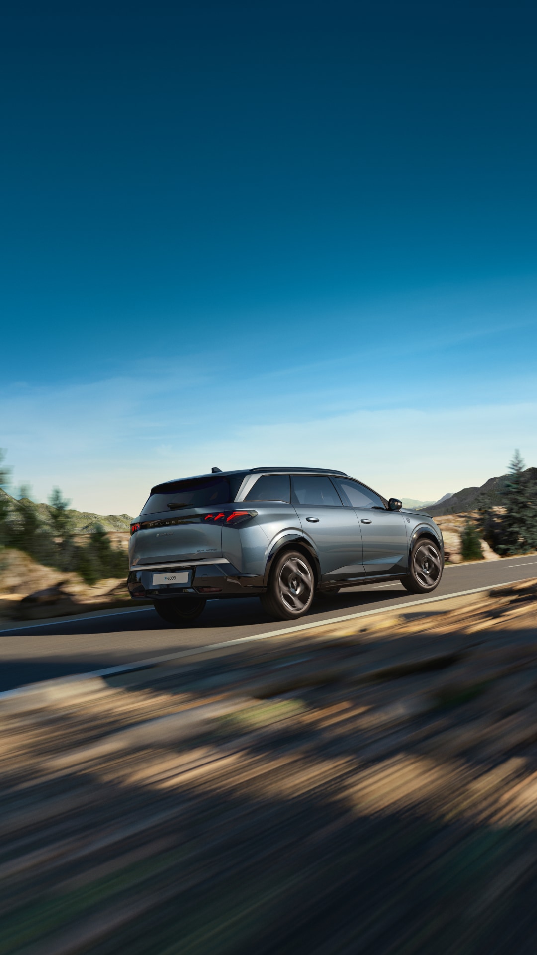 PEUGEOT E-5008 DUAL MOTOR AWD rijdend gezien van achteren