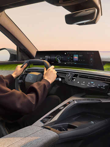 Een vrouw achter het stuur van de PEUGEOT E-5008