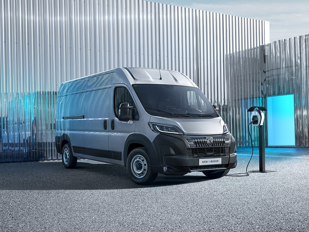 PEUGEOT E-EXPERT aan elektrisch oplaadstation