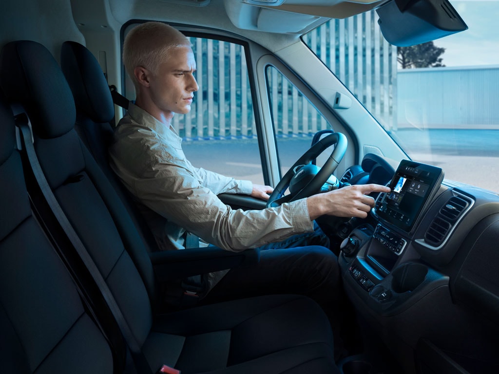 PEUGEOT E-BOXER connected services