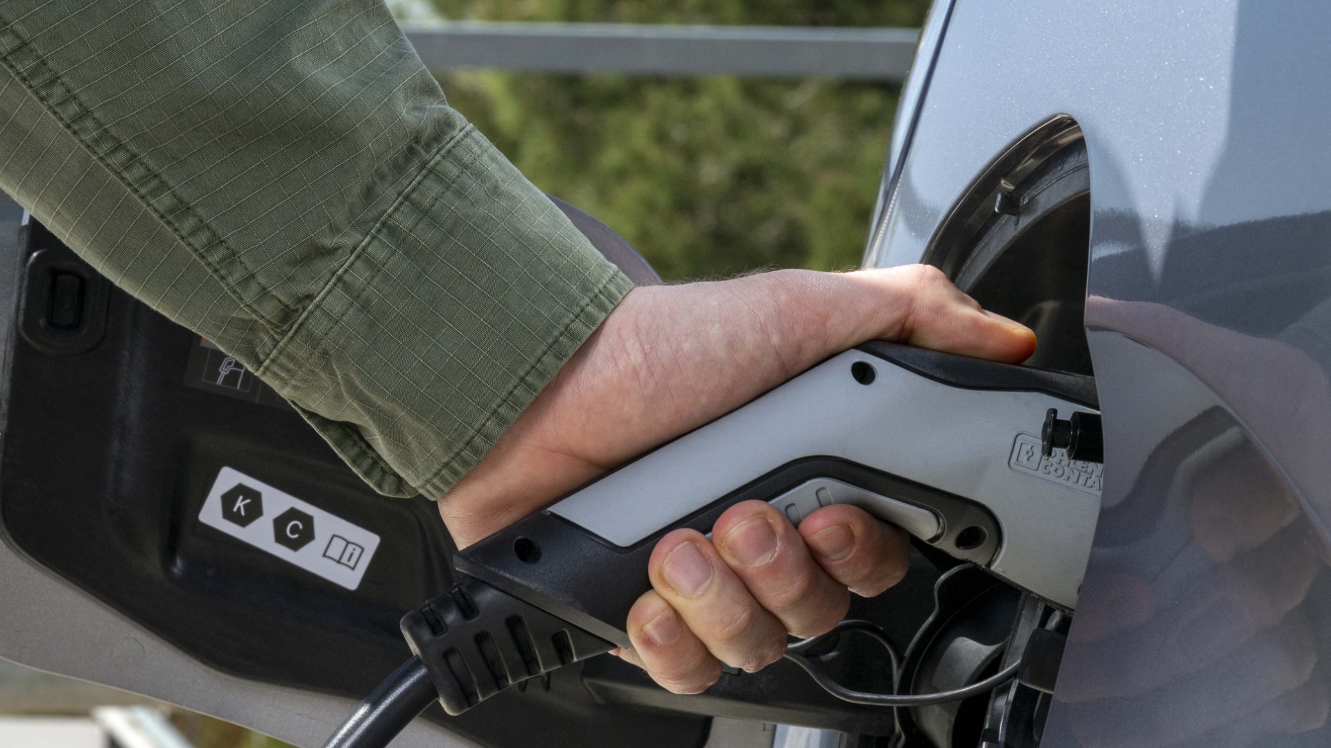 PEUGEOT E-Expert aan een laadpunt