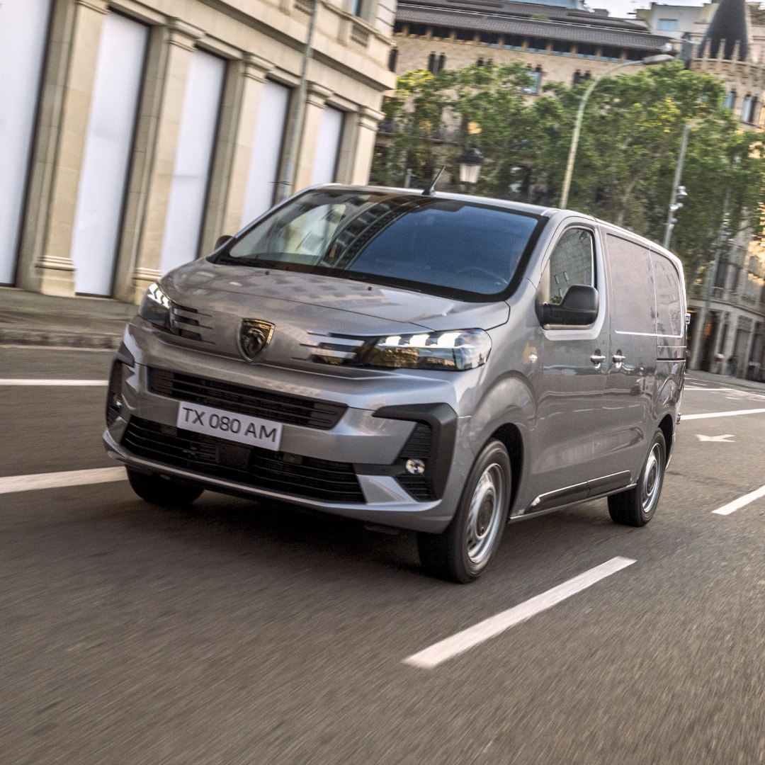 PEUGEOT E-Expert rijdend onderweg