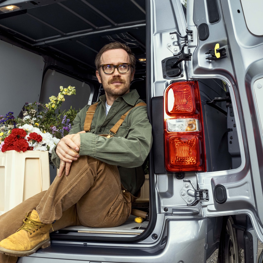 PEUGEOT E‑Expert met geopende achterdeuren