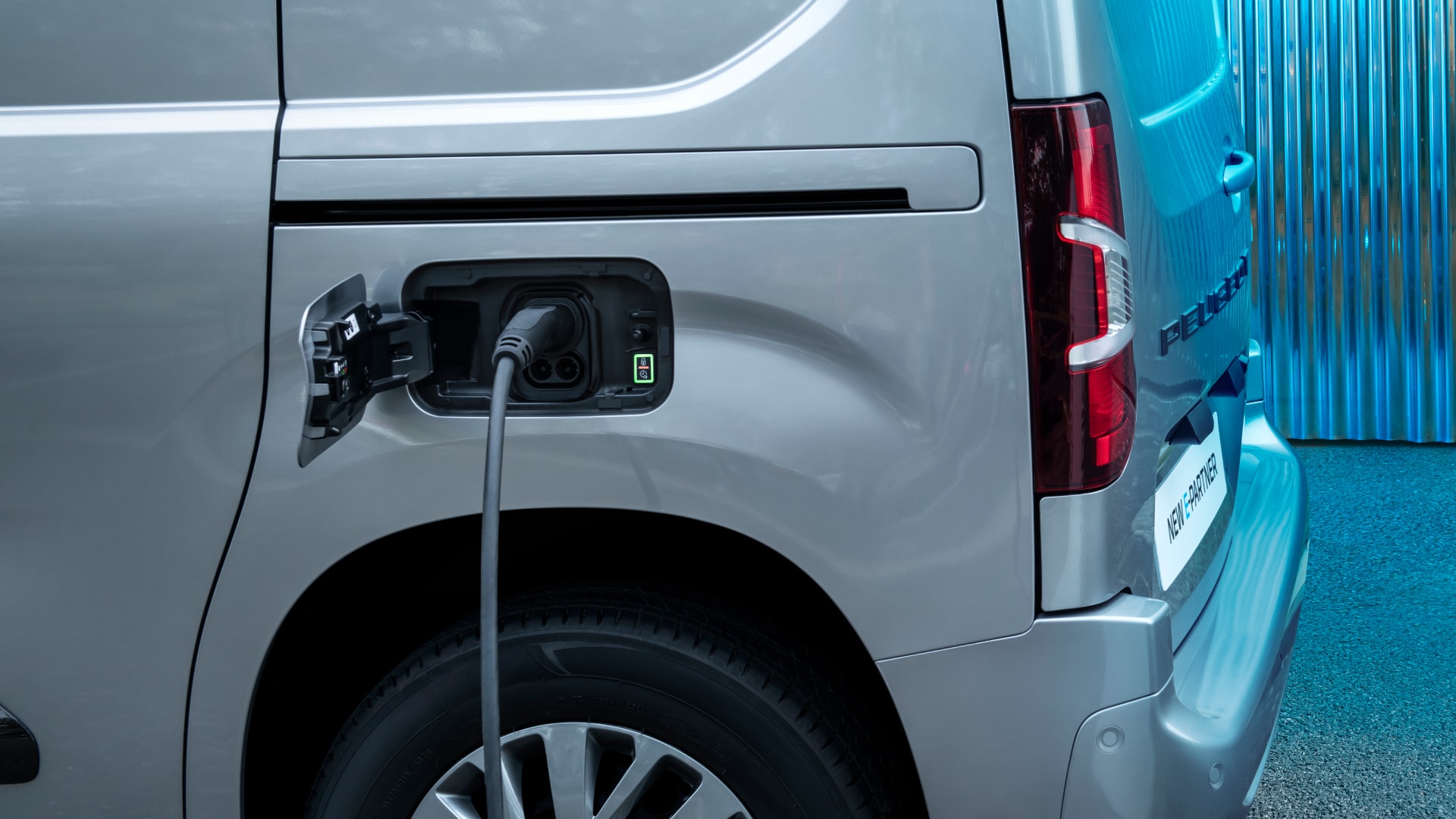 PEUGEOT E-Partner aan een laadpunt