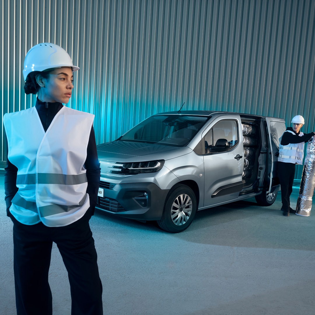 Vrouw staat naast een PEUGEOT E-Partner