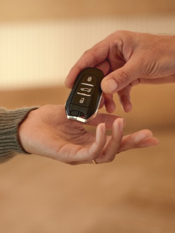 PEUGEOT sleuteloverdracht nieuwe 408 Hybrid