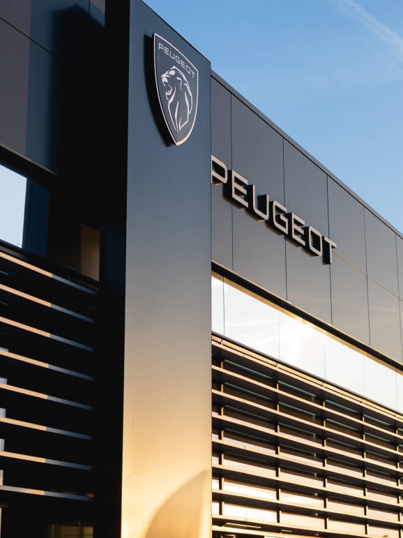 Peugeot gevel met nieuw leeuw logo
