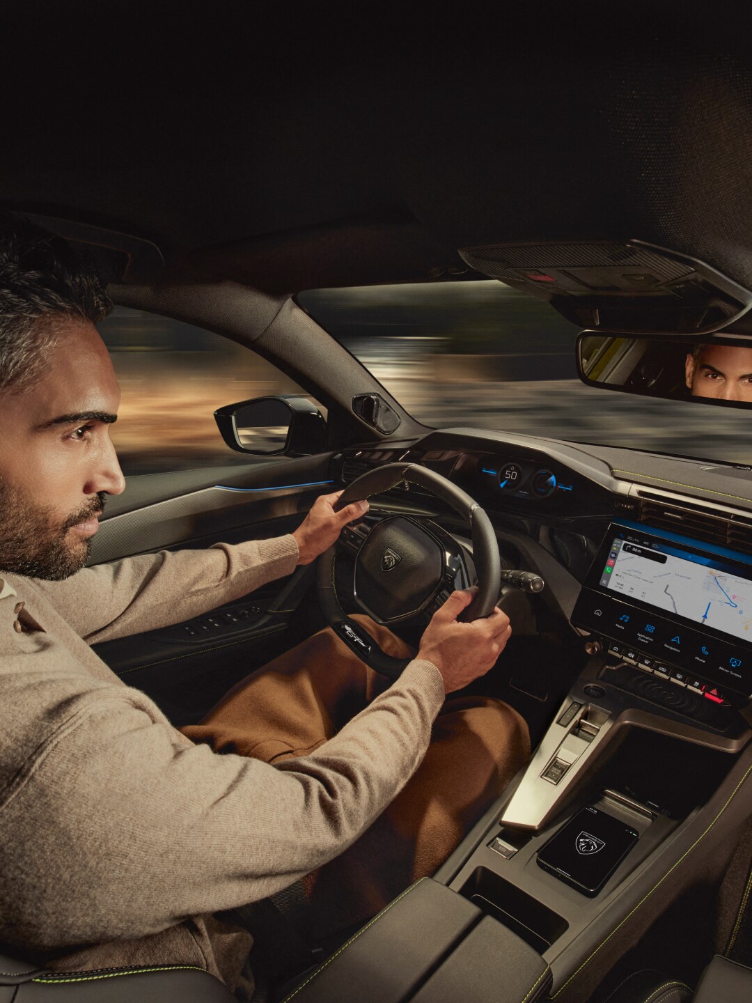 Een persoon achter het stuur van een PEUGEOT