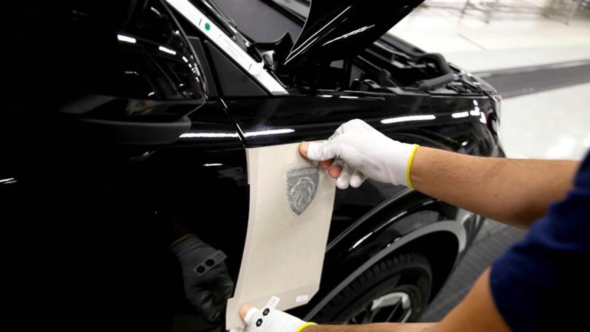 Monteur werkt aan een Peugeot auto