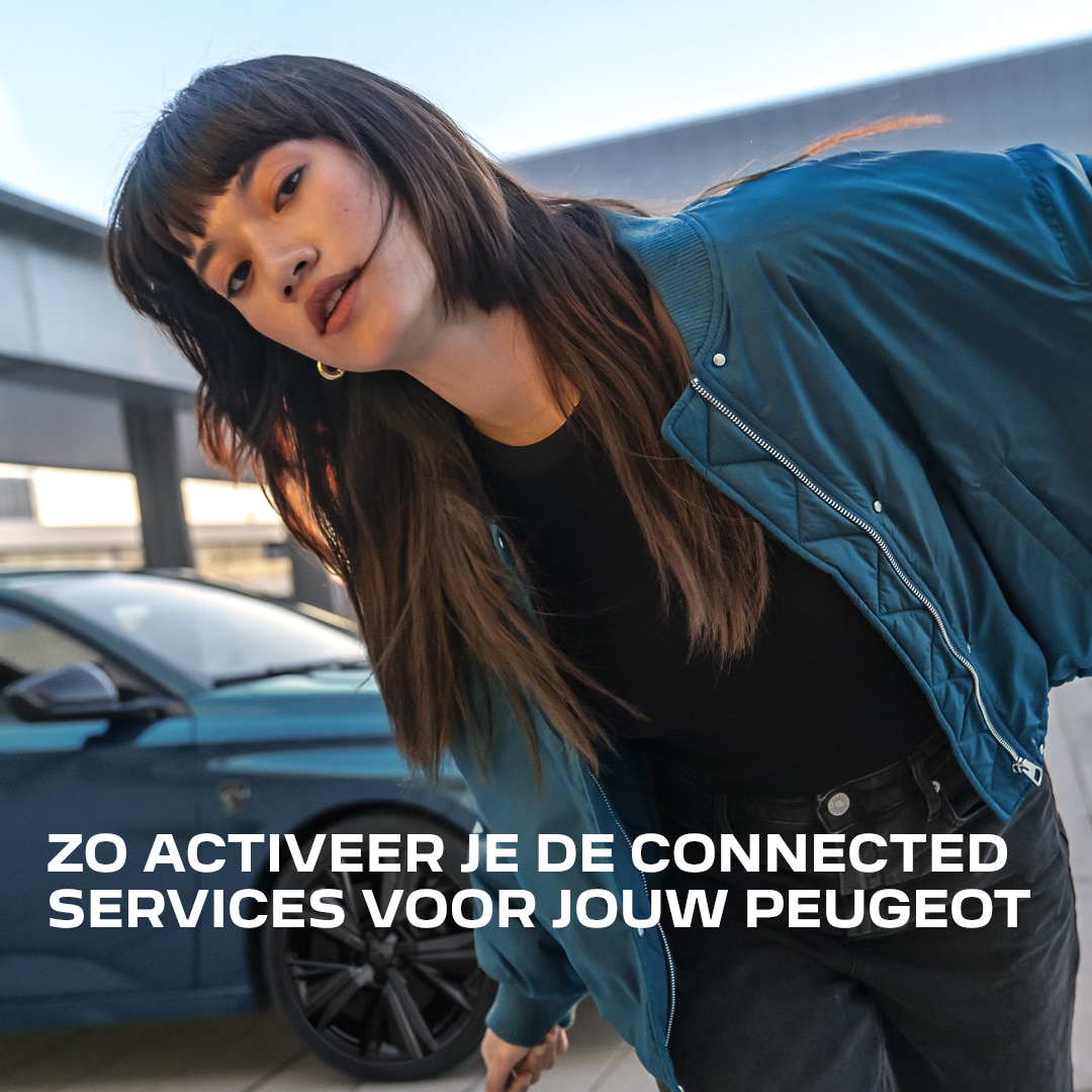 Een vrouw staat voor een Peugeot 308 SW