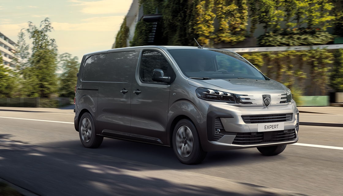 Een man rijdt in de nieuwe PEUGEOT E-408